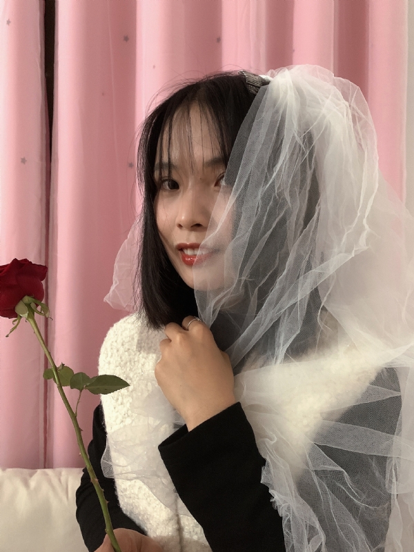 持紫菜包饭的女孩的第一张照片--贵港认干亲服务网